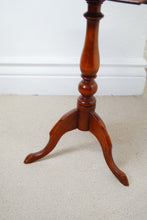 Load image into Gallery viewer, An attractive and well presented Georgian antique mahogany tilt top tripod table