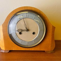 A lovely art deco smiths mantle clock c.1940 in great condition