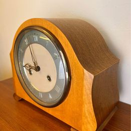 A lovely art deco smiths mantle clock c.1940 in great condition