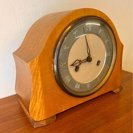 A lovely art deco smiths mantle clock c.1940 in great condition