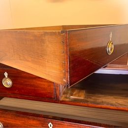 Very attractive mahogany chest of drawers c.1880 with amazing original colour