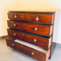 Very attractive mahogany chest of drawers c.1880 with amazing original colour