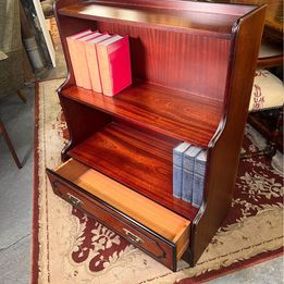 Mahogany campaign open bookcases in Georgian style having two shelves in a pillar form