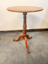 Load image into Gallery viewer, A Very Good Quality Regency Period Mahogany Wine Table