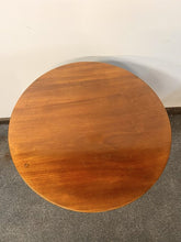 Load image into Gallery viewer, A Very Good Quality Regency Period Mahogany Wine Table