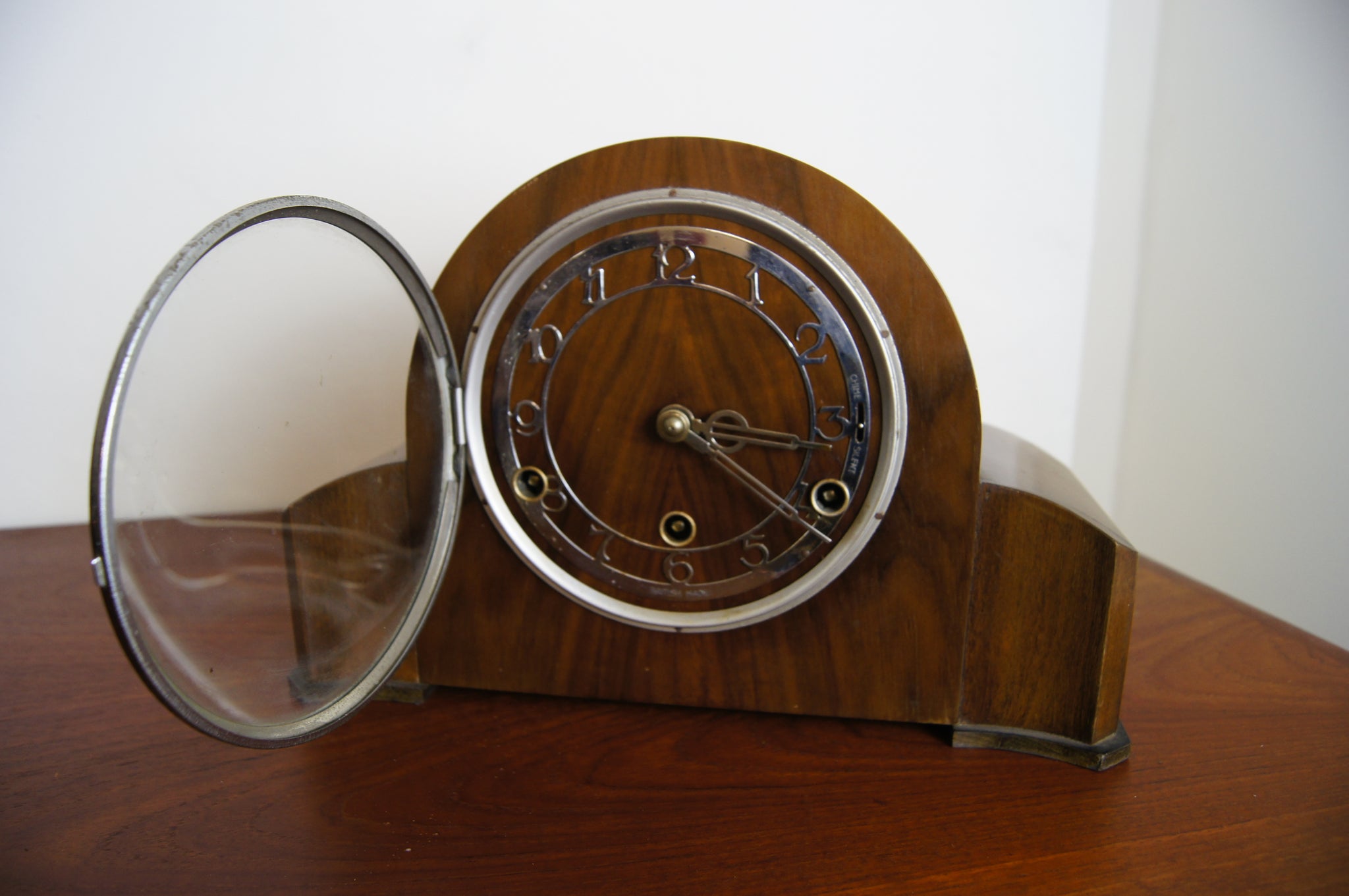 SMITHS ENFIELD ART DECO STYLE BAKELITE MANTLE CLOCK WITH PENDULUM & KEY